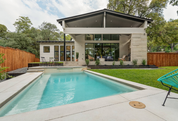 Kolam Air Panas di Luar Ruangan